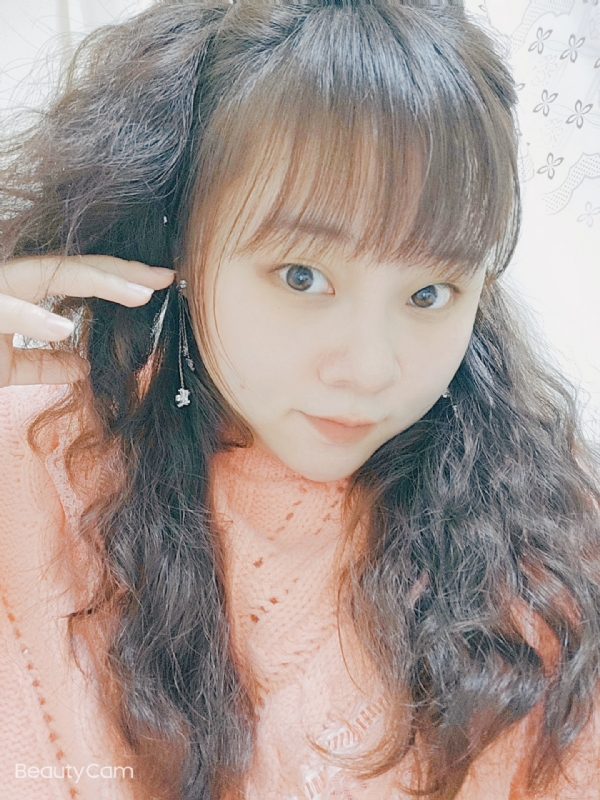 艾薇儿的第一张照片--济宁相亲服务中心