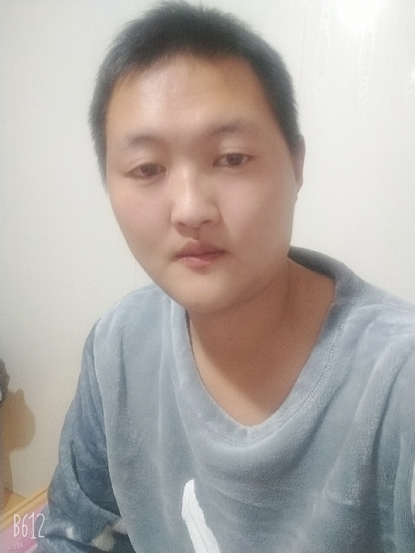 烟圈里透着伤的第一张照片--济宁相亲服务中心