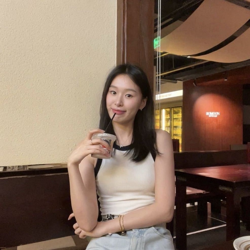 羽毛的第一张照片--济宁相亲服务中心