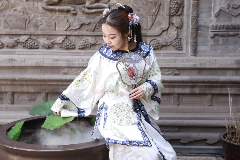 认真的雪的第一张照片--济宁相亲服务中心